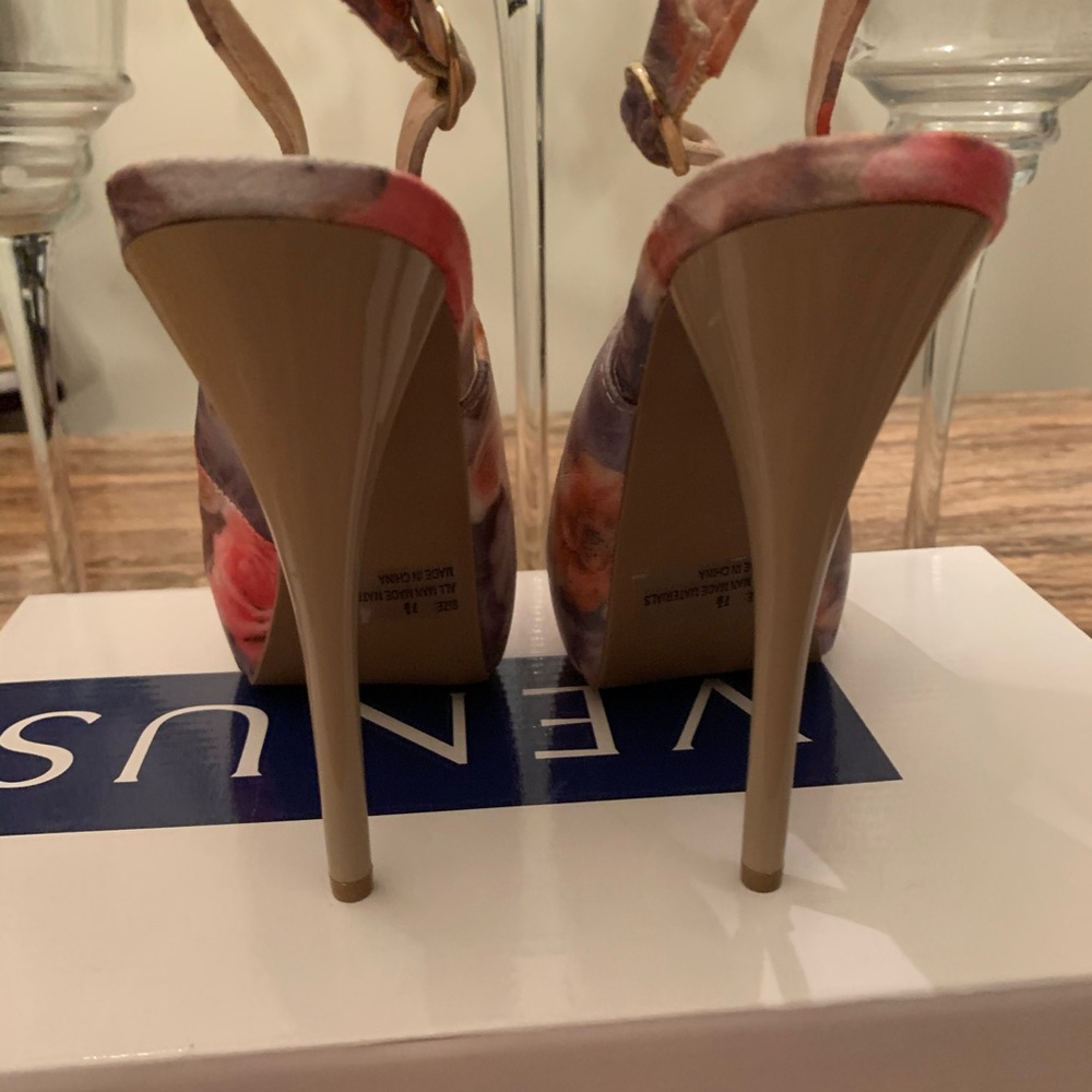 Heels - Picture 4 of 4